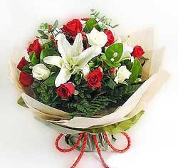 güller ve kazablanklardan görsel bir buket  Zonguldak internetten çiçek satışı 