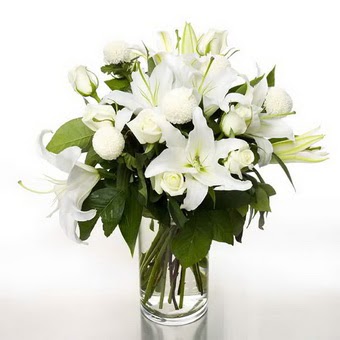  Zonguldak çiçek gönderme sitemiz güvenlidir  1 dal cazablanca 7 adet beyaz gül vazosu